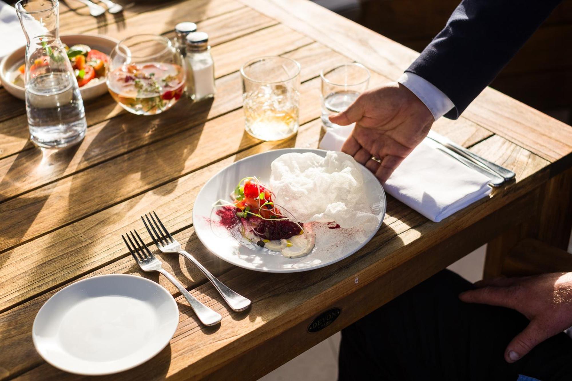 Carnmore Chateau Marlborough Blenheim Ngoại thất bức ảnh A waiter serving food