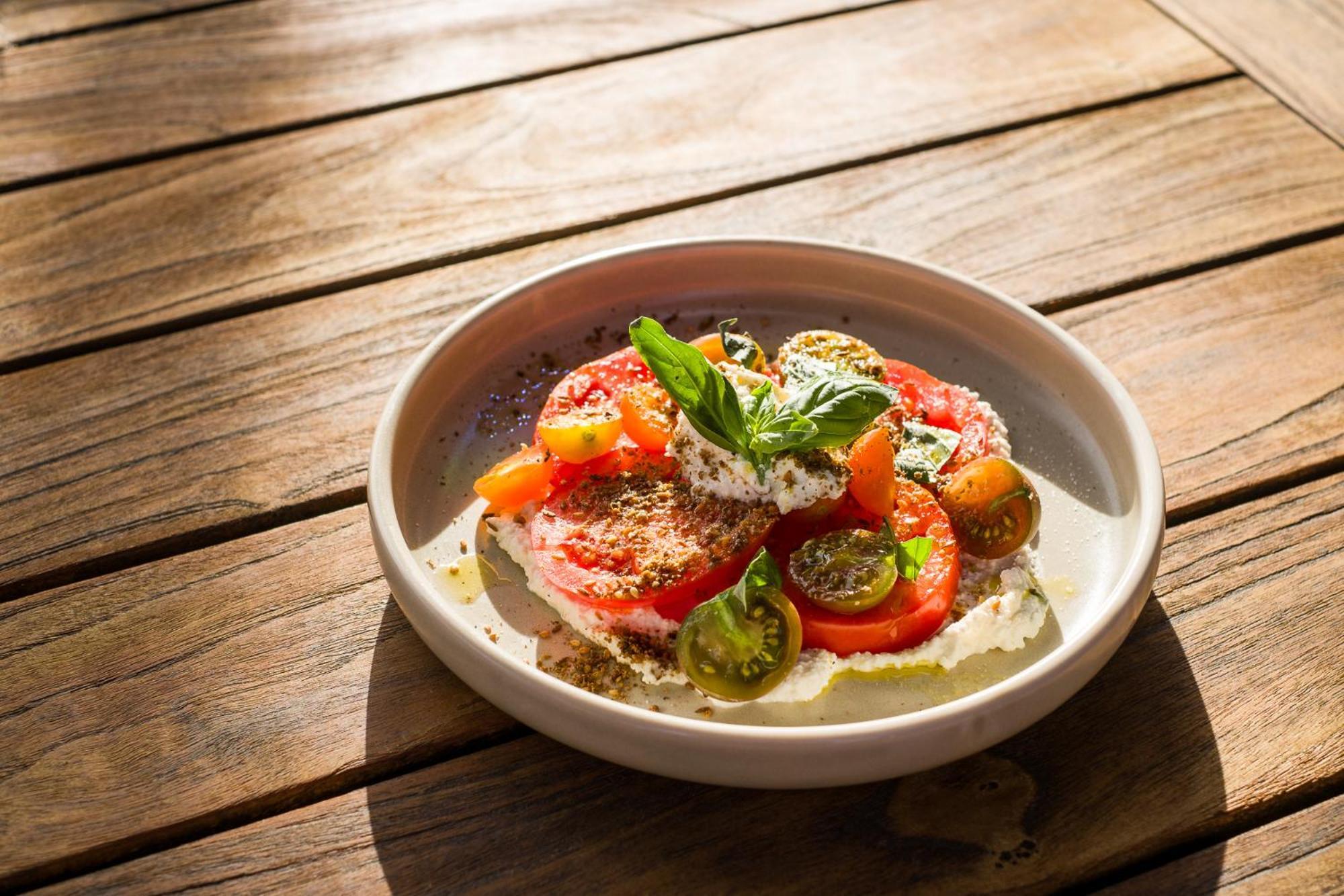 Carnmore Chateau Marlborough Blenheim Ngoại thất bức ảnh A salad of tomatoes, feta cheese, and olive oil