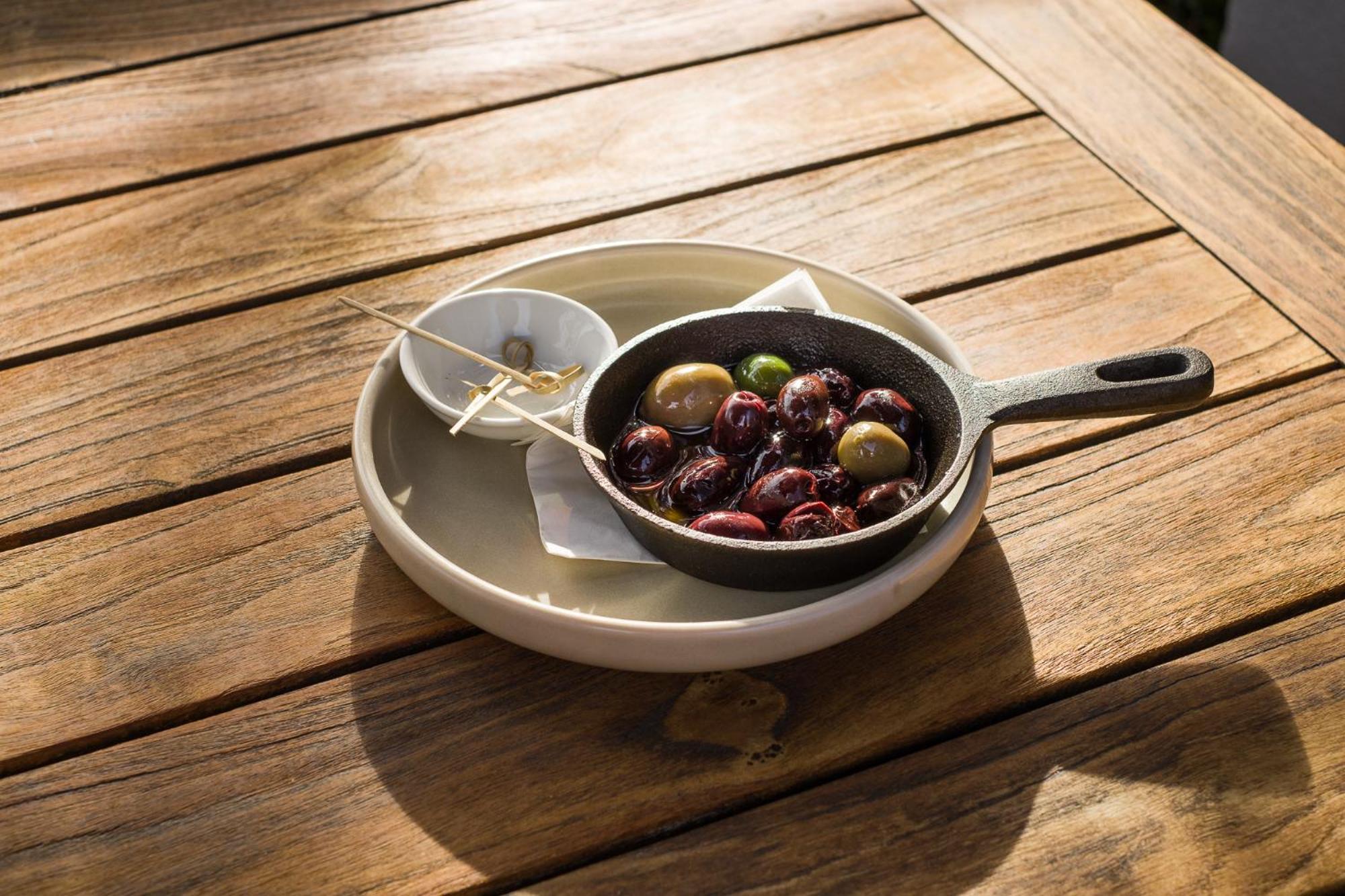 Carnmore Chateau Marlborough Blenheim Ngoại thất bức ảnh A pan of olives
