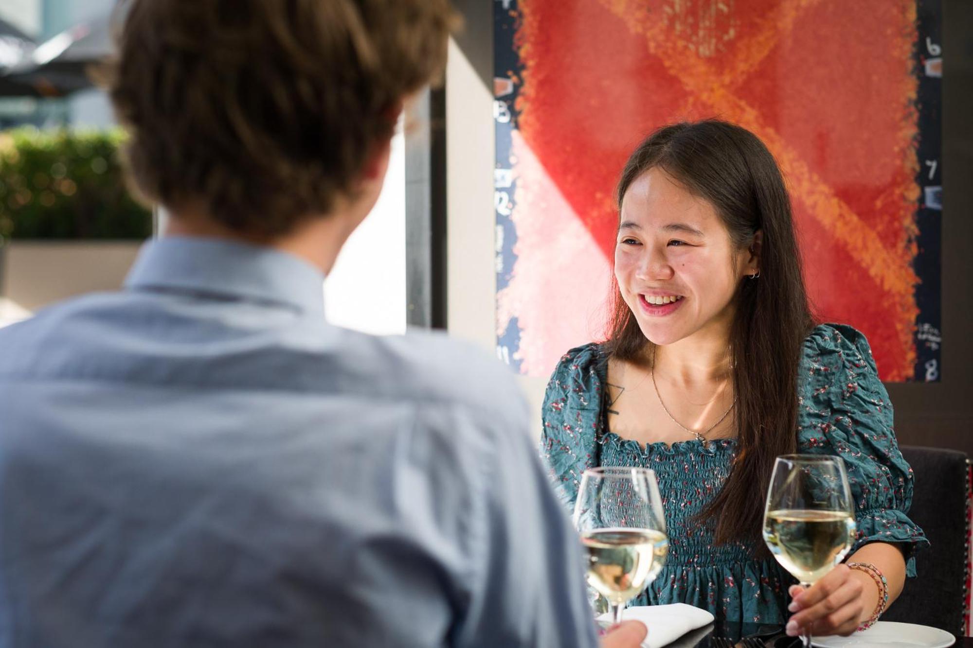 Carnmore Chateau Marlborough Blenheim Ngoại thất bức ảnh A woman laughing with a man