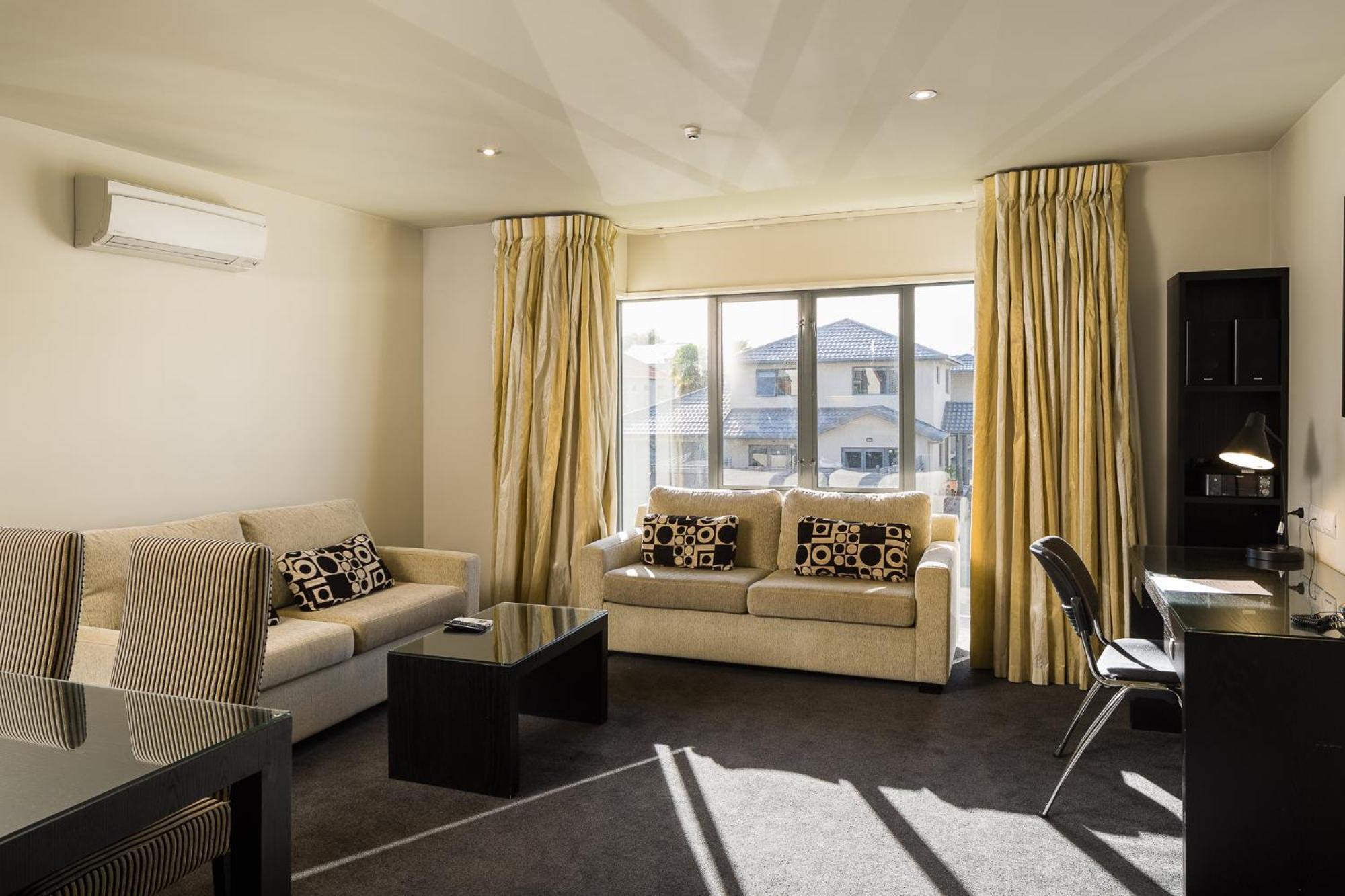 Carnmore Chateau Marlborough Blenheim Ngoại thất bức ảnh A living room in a modern apartment